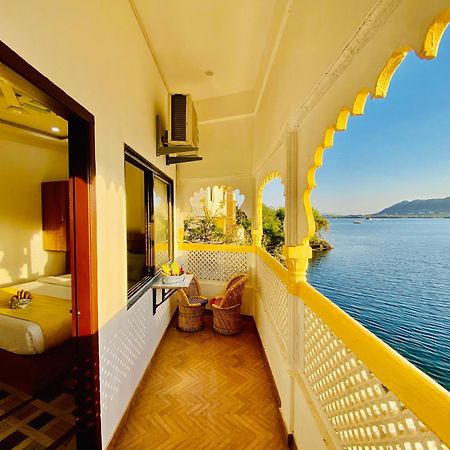 Hotel Vallabh A Lake Facing Balcony Удайпур Екстериор снимка