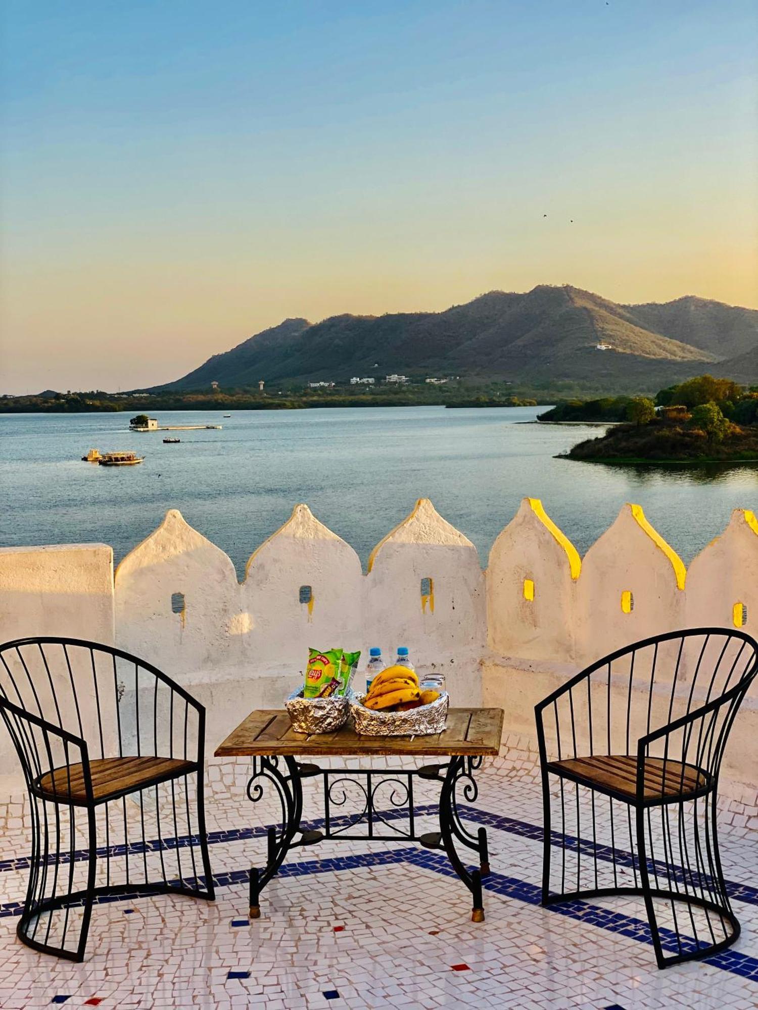 Hotel Vallabh A Lake Facing Balcony Удайпур Екстериор снимка
