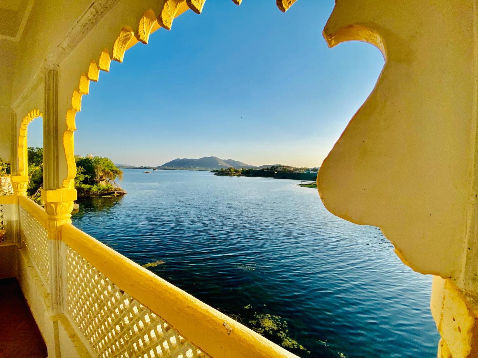 Hotel Vallabh A Lake Facing Balcony Удайпур Екстериор снимка