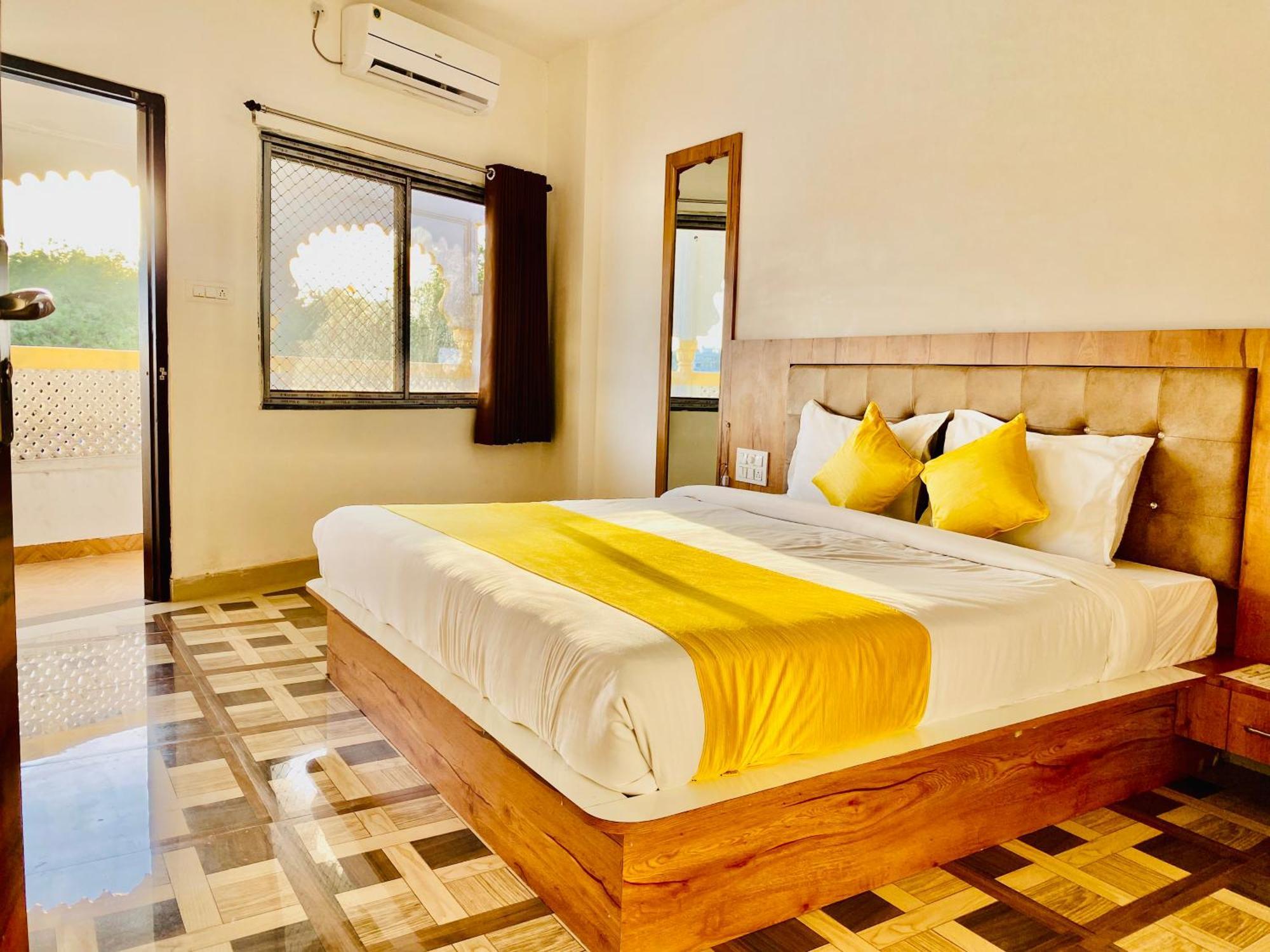 Hotel Vallabh A Lake Facing Balcony Удайпур Екстериор снимка