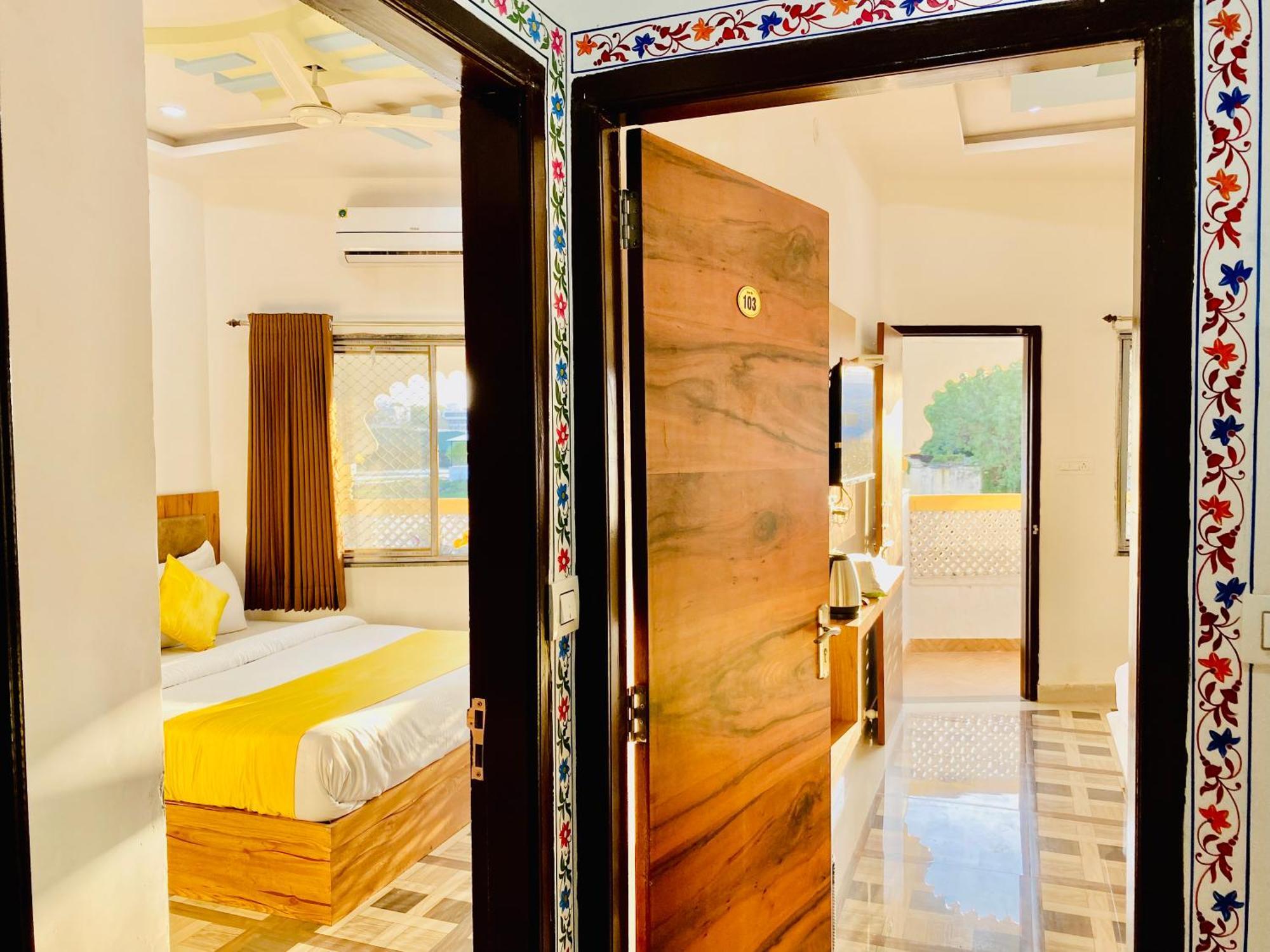 Hotel Vallabh A Lake Facing Balcony Удайпур Екстериор снимка