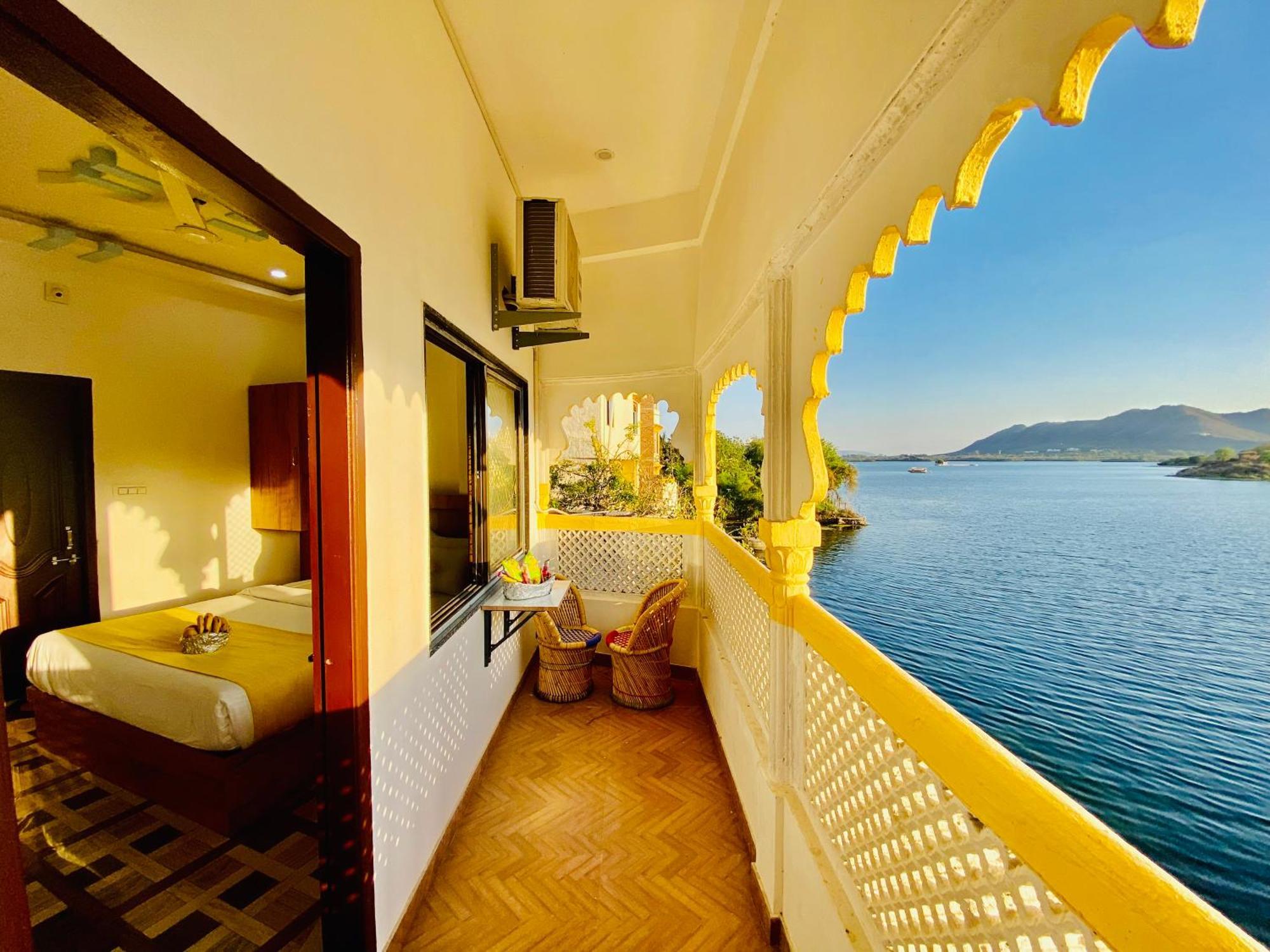 Hotel Vallabh A Lake Facing Balcony Удайпур Екстериор снимка