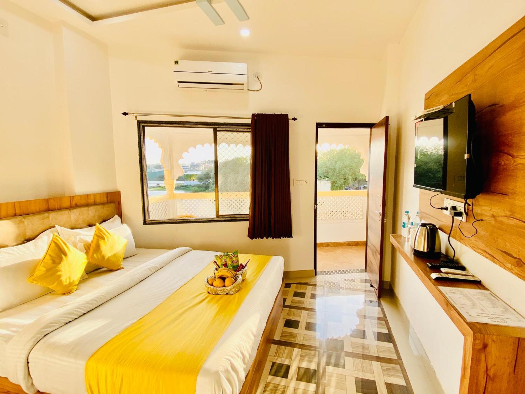 Hotel Vallabh A Lake Facing Balcony Удайпур Екстериор снимка