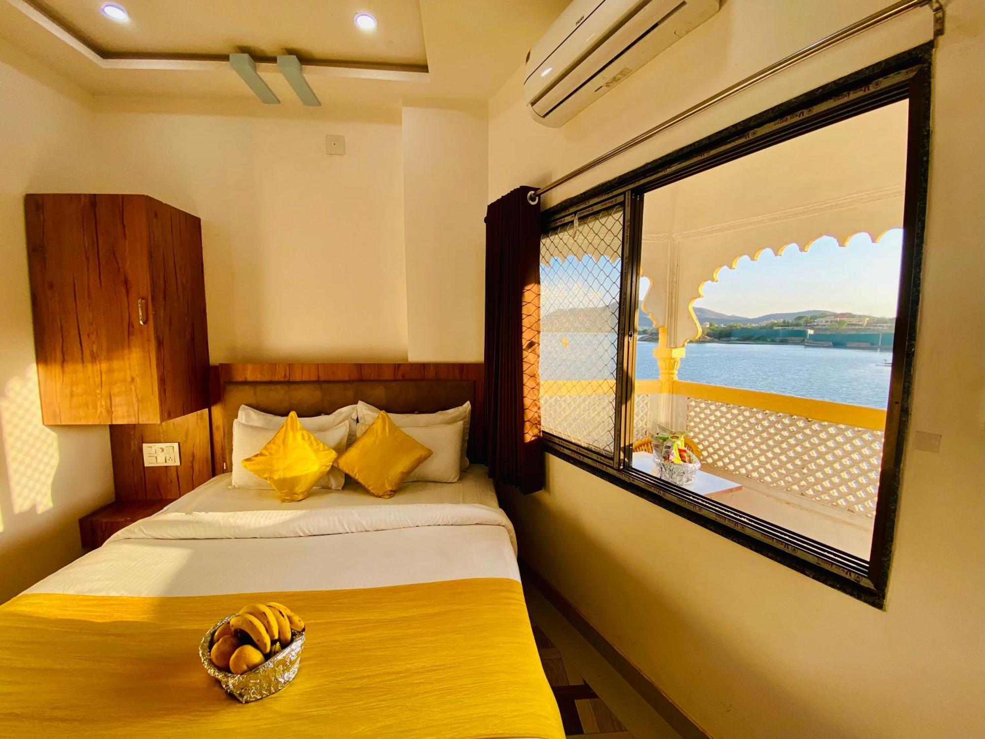 Hotel Vallabh A Lake Facing Balcony Удайпур Екстериор снимка