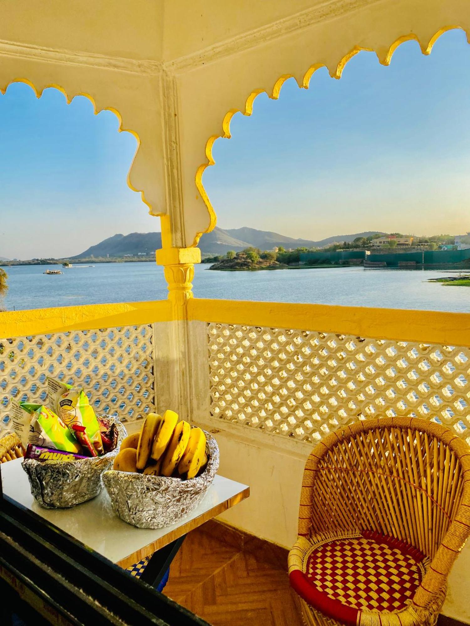 Hotel Vallabh A Lake Facing Balcony Удайпур Екстериор снимка