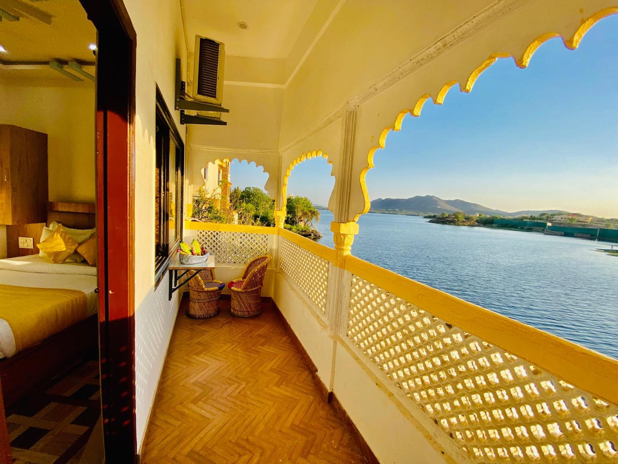 Hotel Vallabh A Lake Facing Balcony Удайпур Екстериор снимка