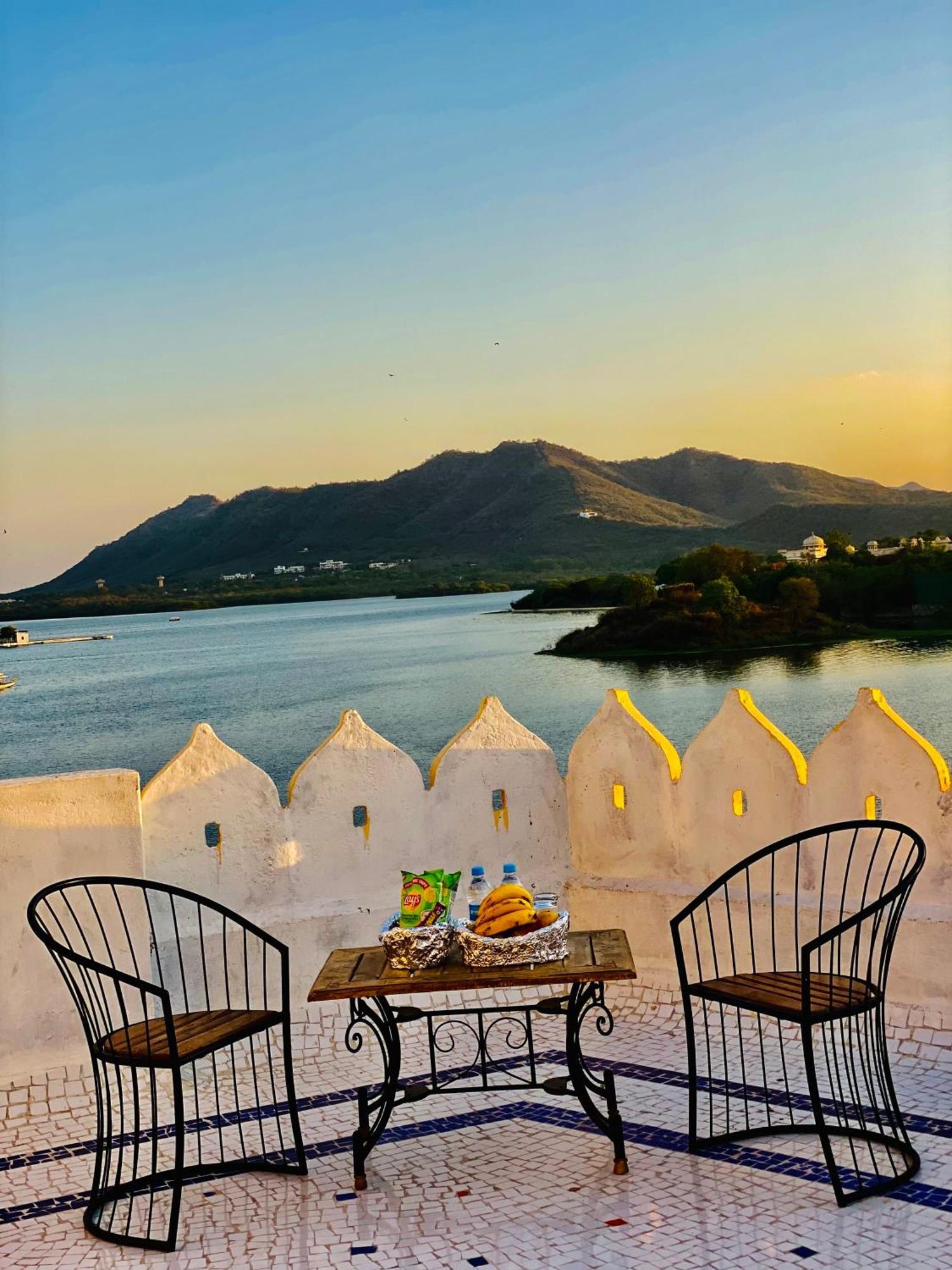 Hotel Vallabh A Lake Facing Balcony Удайпур Екстериор снимка