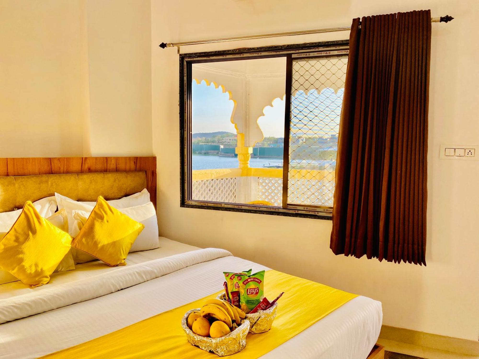 Hotel Vallabh A Lake Facing Balcony Удайпур Екстериор снимка