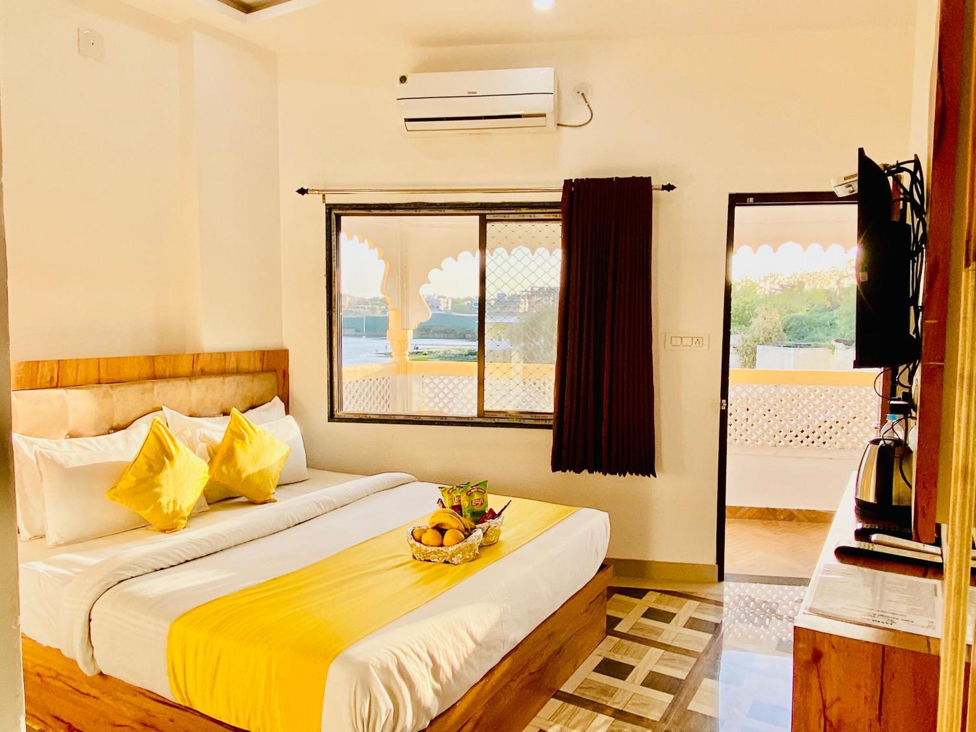 Hotel Vallabh A Lake Facing Balcony Удайпур Екстериор снимка